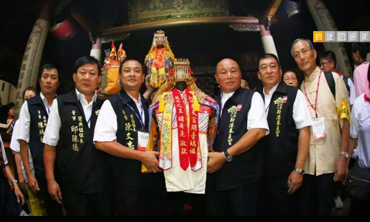 台灣香業發展協會理事長陳文忠（媽祖神像左一）21日受訪表示，香品檢驗有問題就公布，別污名化。 圖片來源：陳文忠臉書