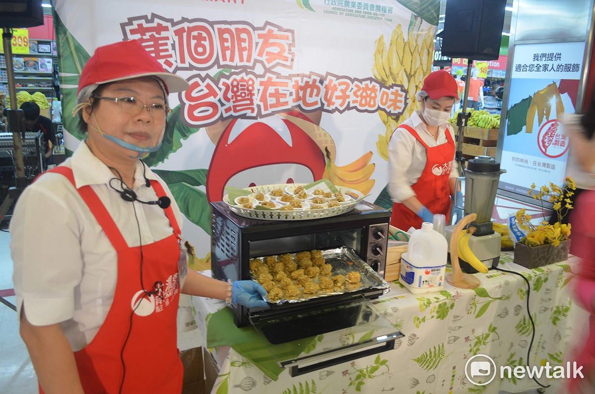 大潤發員工連續一星期免費教導民眾製作「巧酥香蕉」和「香蕉巧克力奶昔」等輕美食。 圖：蔡坤龍/攝
