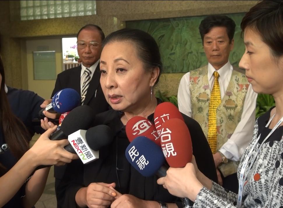 張花冠在台北受訪時表示，啟用食安大樓，要選擇50億等7年?還是2億等半年? 大家自有定奪，但她表示食安確實是台灣社會需要關注的議題；她也建議食安大樓未來可交由中央籌畫並規劃更多檢驗。 圖 : 嘉義縣政府 / 提供