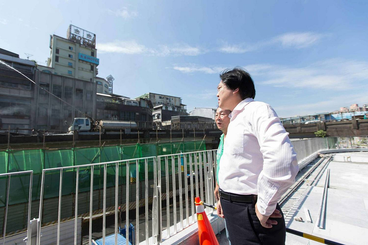 基隆市自7月20日起啟動孝四路往中山橋上引道橋梁拆除工程，今（21）日市長林右昌赴工程現場，與仁愛、中山區居民一起見證歷史性的一刻。 圖：基隆市政府/提供