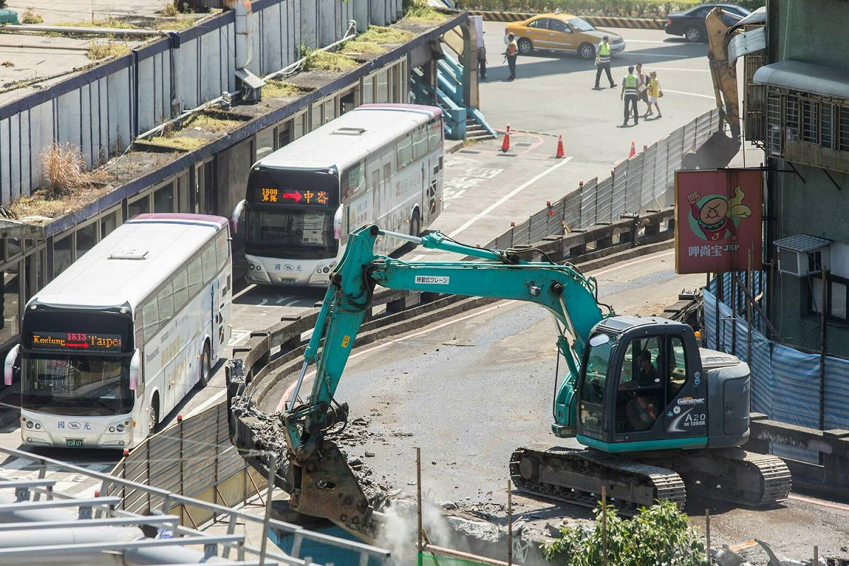 基隆孝四路往中山橋上引道橋梁拆除工程。 圖：基隆市政府/提供