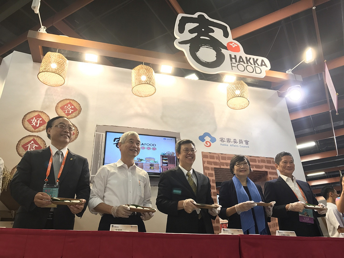陳建仁副總統、台灣觀光協會會長葉菊蘭、客委會主委李永得、交通局長賀陳旦及觀光局長周永暉等人一同為「客+好時光」揭開序幕。 圖：客家委員會提供