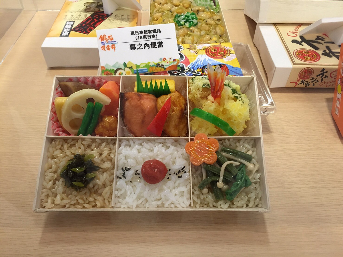 日本鐵路便當主打顏色鮮豔、擺盤華麗的特色。 圖：丘秝榕攝