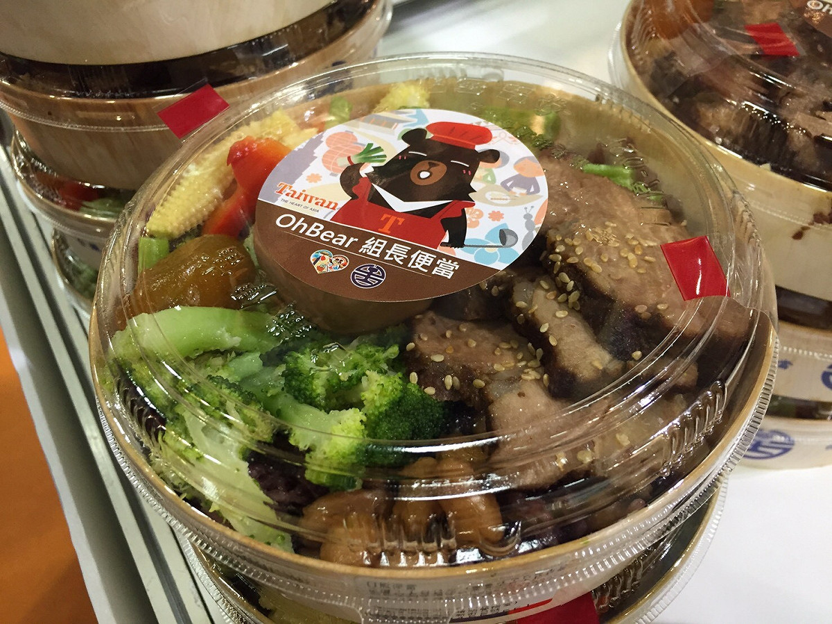 台式鐵路便當則將豐富的配菜擠滿便當盒，還打出「喔熊便當」的招牌吸引客人上門。 圖：丘秝榕攝