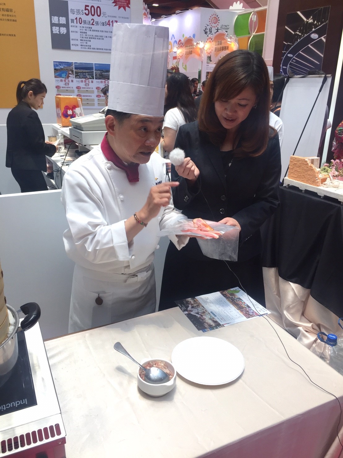知名主廚阿基師也親自蒞臨福容飯店攤位，為現場民眾示範如何製作「鴨賞燒賣」。 圖：丘秝榕攝
