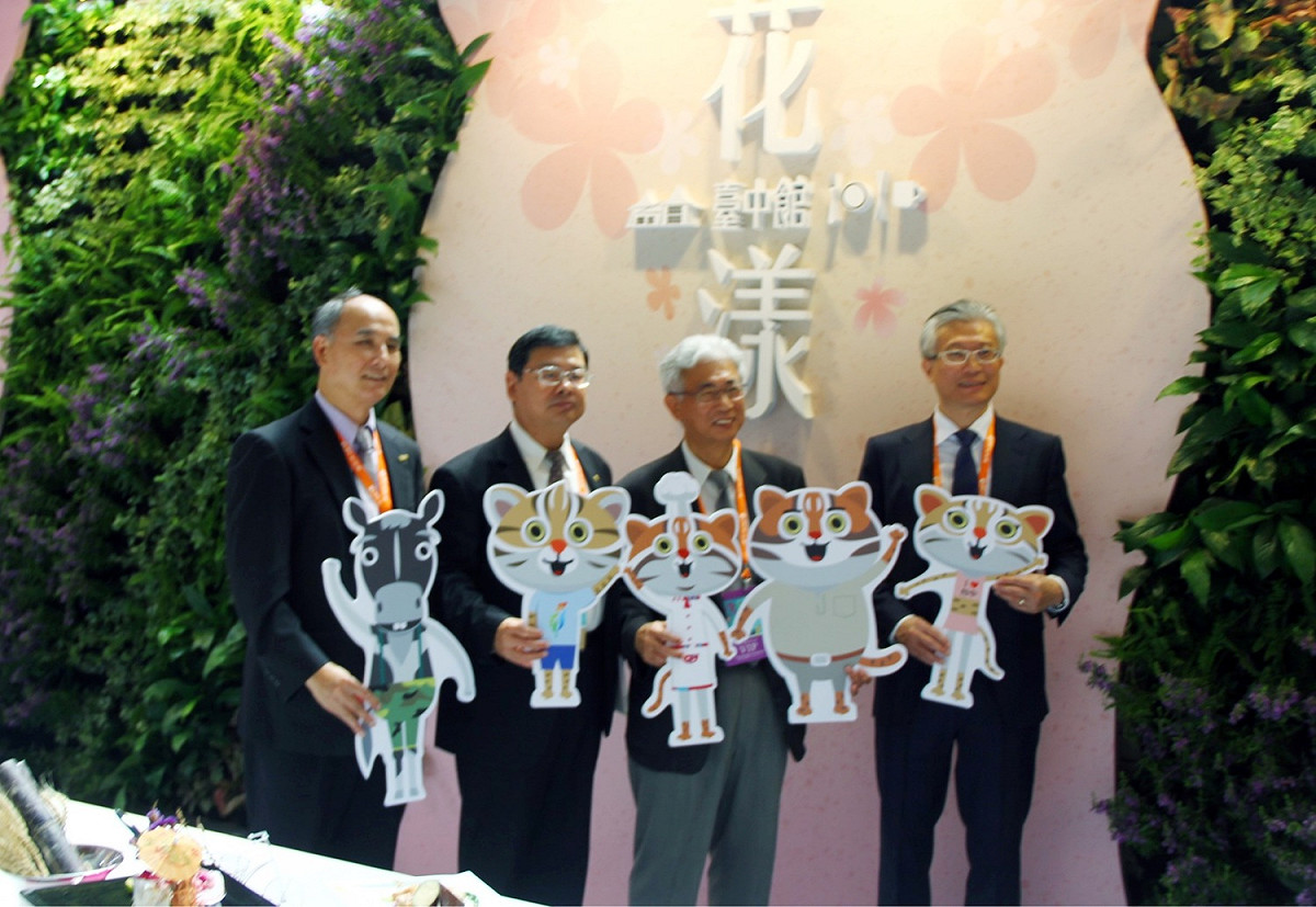台中市觀旅局長陳盛山表示，為2018台中世界花卉博覽會暖身，台中市去年推出春、夏、秋、冬四季的花博套餐，今年花漾台中館以「台中一天的生活」為主題，用台中在地特色食材—梧棲漁港的透抽、谷關虹鱒、大雅紅薏仁、小麥、霧峰香米、大甲芋頭、外埔火龍果、東勢高接梨及糕餅甜點，並結合后里、豐原及外埔盛產的花卉與農產等元素，推出包括早、午、晚餐及下午茶的「花博饗宴」。 圖：台中市觀旅局提供