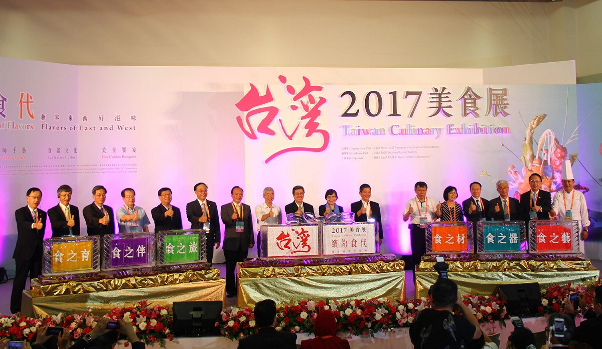 1陳建仁副總統、台灣觀光協會會長葉菊蘭、客委會主委李永得、交通局長賀陳旦、觀光局長周永暉及台北市柯文哲、台中市觀旅局長陳盛山等人，一同為「2017台灣美食展」揭開序幕. 圖：台中市觀旅局提供