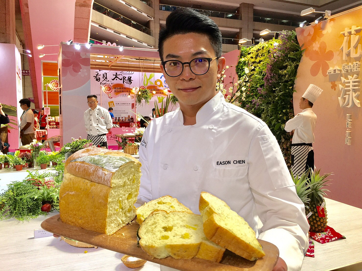 「有春冰菓室」陳懿翔主廚特別使用台中特有食材「蔴薏」和地瓜，將蔴薏打碎加入土司，製作出美味可口的「蔴薏」土司，創意十足 圖：台中市觀旅局提供