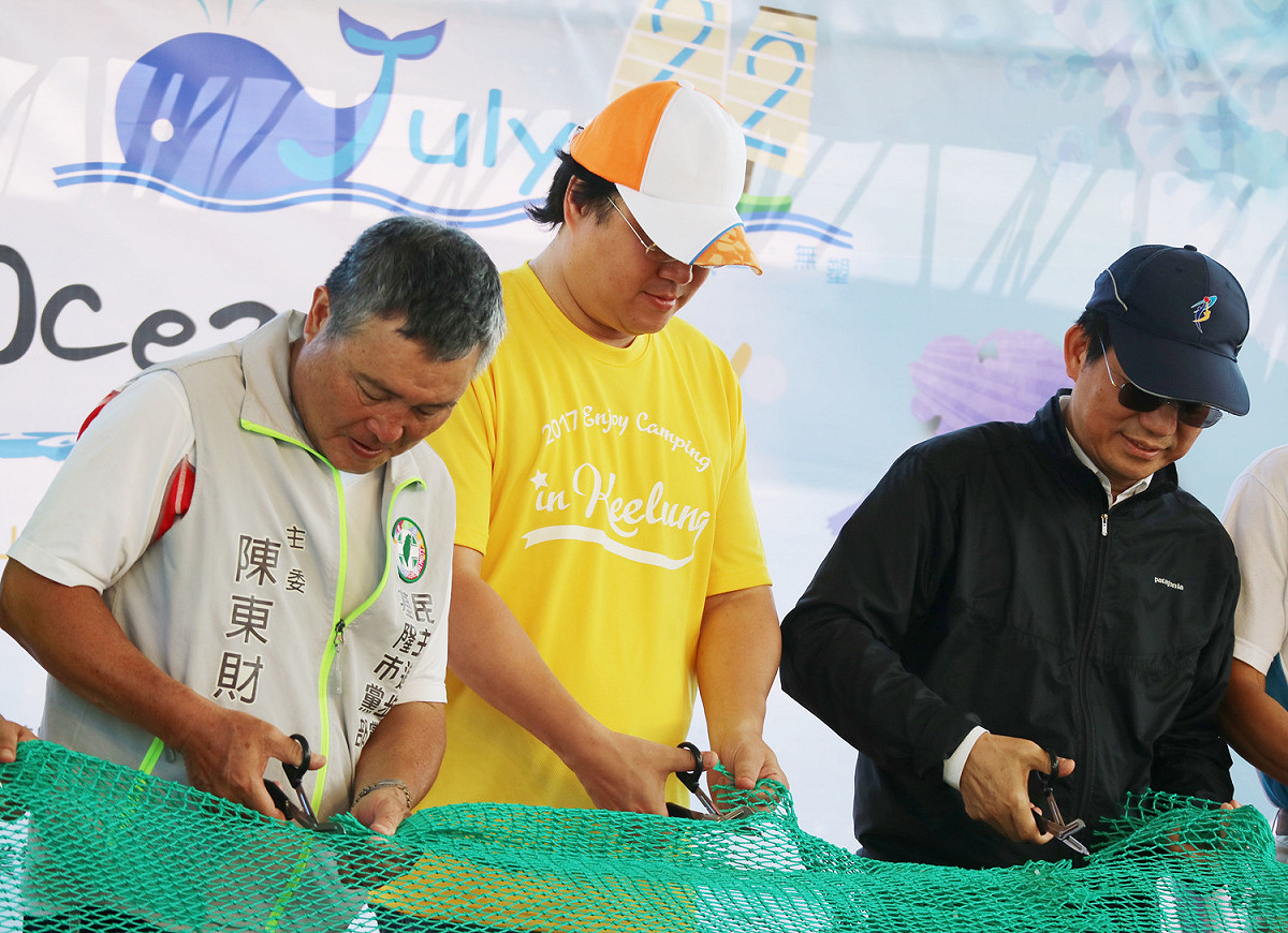 環保署長李應元與基隆市長林右昌一同參與海洋垃圾清除，並現場剪破廢棄的漁網。 圖 : 基隆市政府/提供