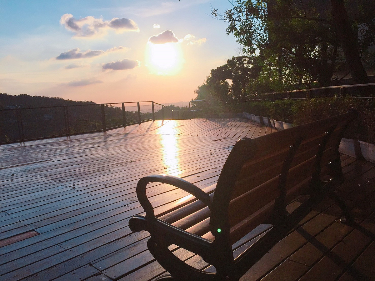 貓纜站便利商店後方有個觀景平台，坐在長椅上看著遠方山景與夕陽相互輝映，工作中累積的壓力與煩悶也在瞬間消失， 圖：丘秝榕攝