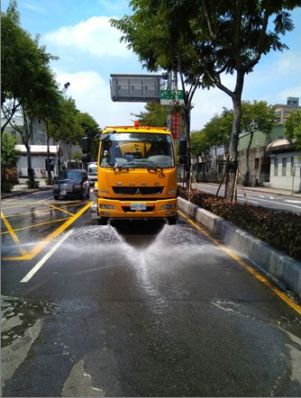 新北市環保局進行路面灑水作業，以降低溫度。 圖：翻攝新北市政府網站