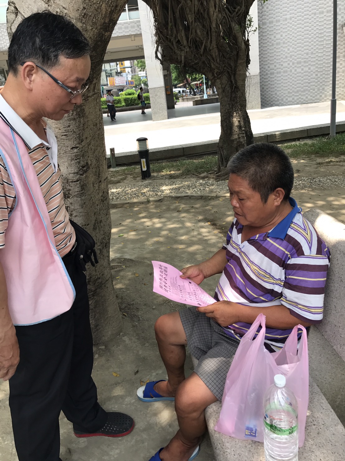 新北市社會局訪視街友，提供飲水。 圖：翻攝新北市政府網站