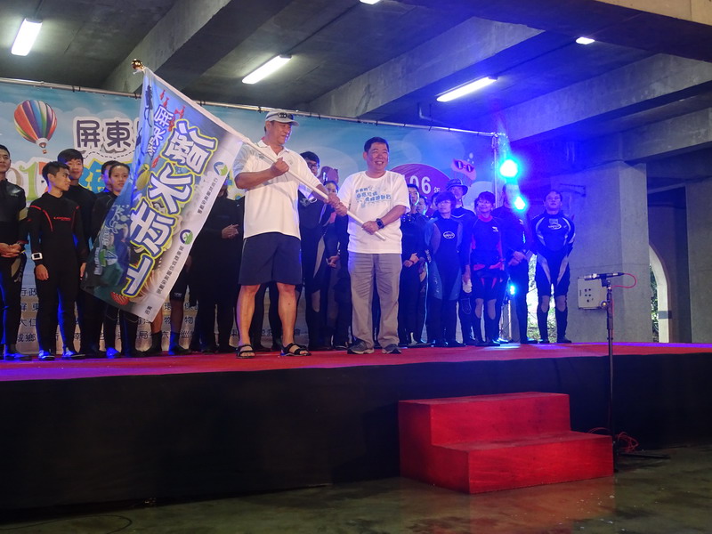 環保局長魯臺營授旗給「環保艦隊」，也邀請水環境當地海洋志工一起到場響應「淨海淨灘海洋環境教育」行動。 圖 : 屏東縣政府/提供