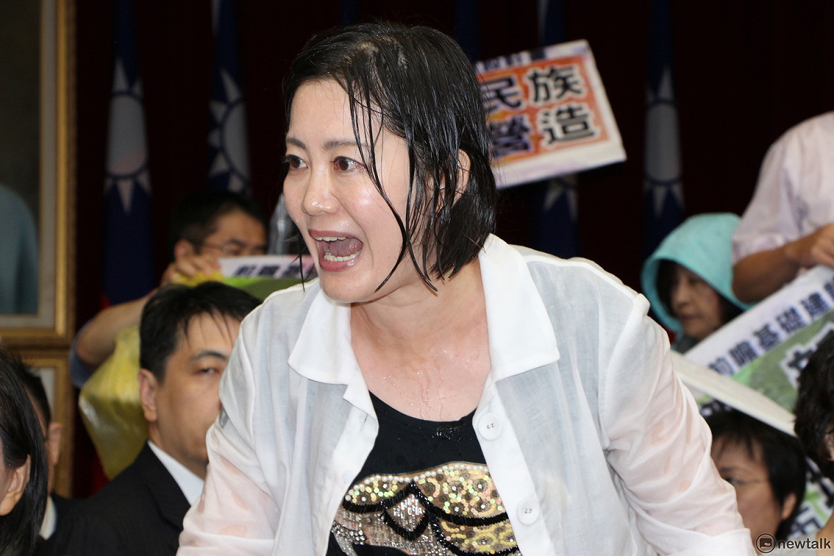 立院財政委員會等聯席會議中,民進黨立委吳思瑤情緒激動，控訴藍誇張行徑。 圖：新頭殼資料照片