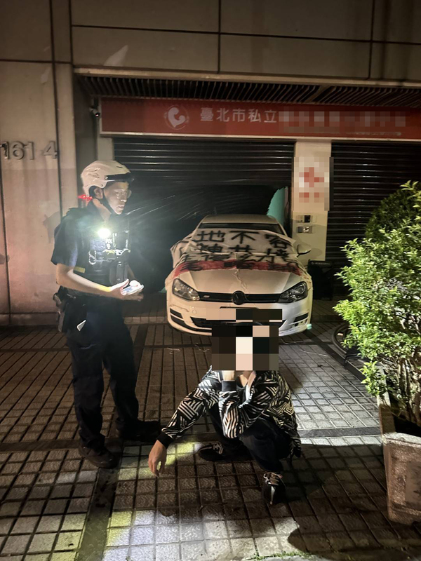 信義分局表示，今 （21）日清晨約 3 時 25 分許，警方獲報松德路 161-4 號「睿芯托嬰中心」遭衝撞。 圖：翻攝照片