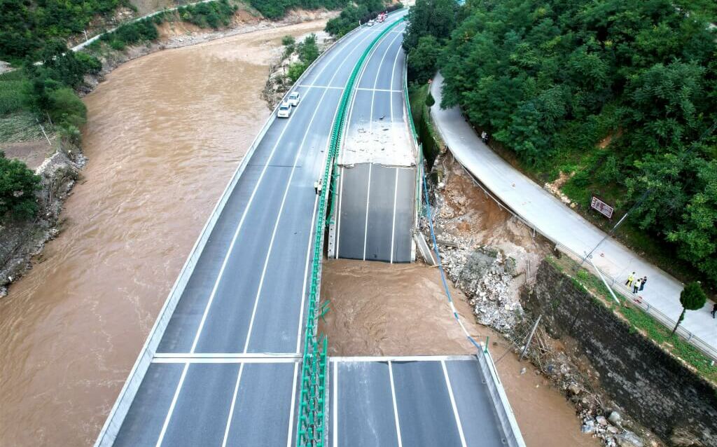 啟用不到6年陝西公路橋梁倒塌25車墜河！ 中國網友轟｢豆腐渣狂魔｣