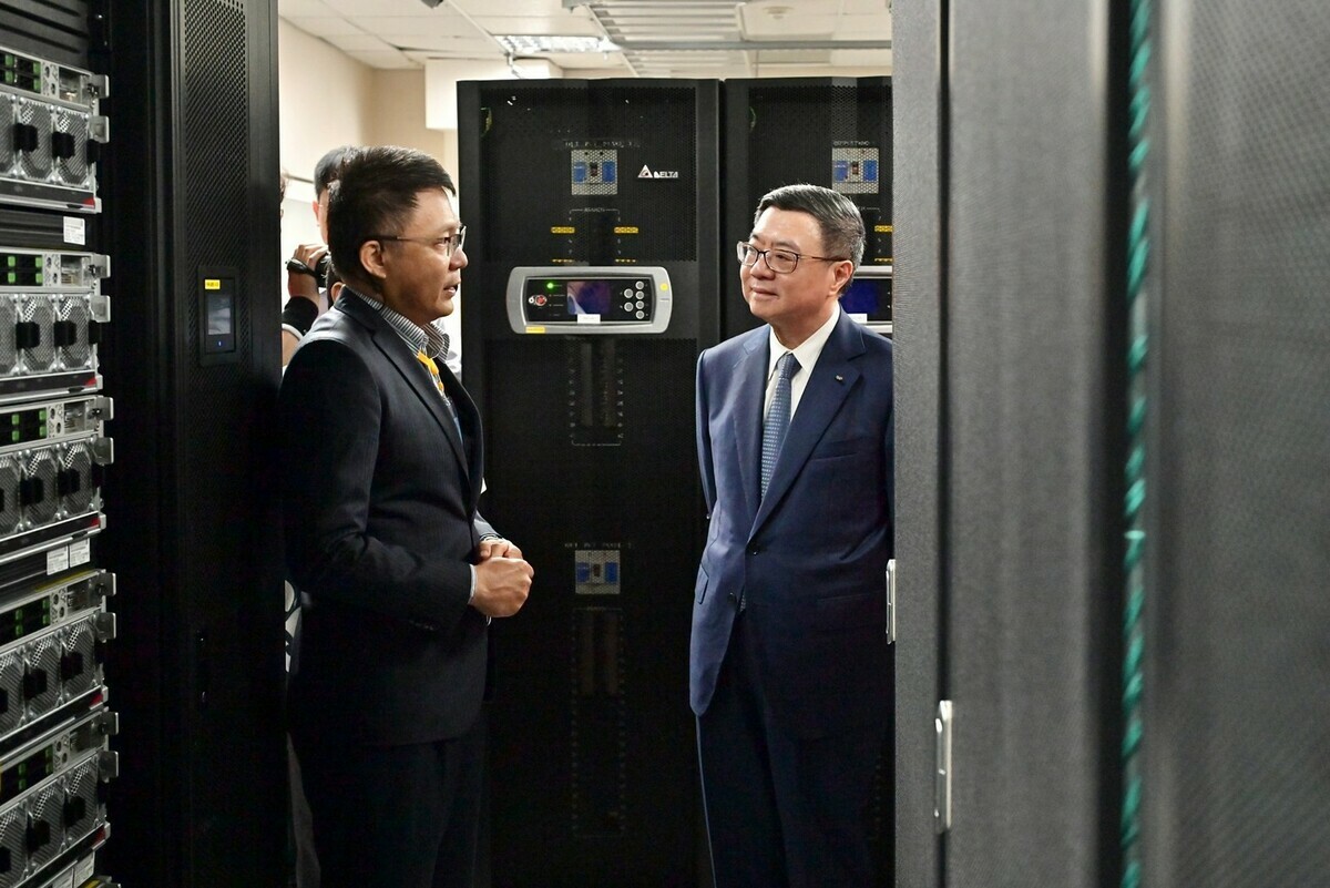 行政院長卓榮泰視察中央氣象署並聽取颱風凱米動態情形。 圖：行政院／提供