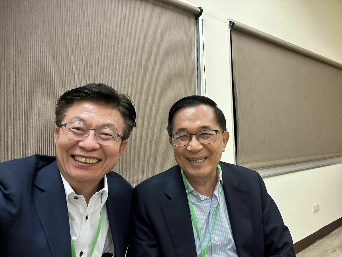 民進黨立委郭國文在全代會中與前總統陳水扁合影。 圖：翻攝自郭國文臉書