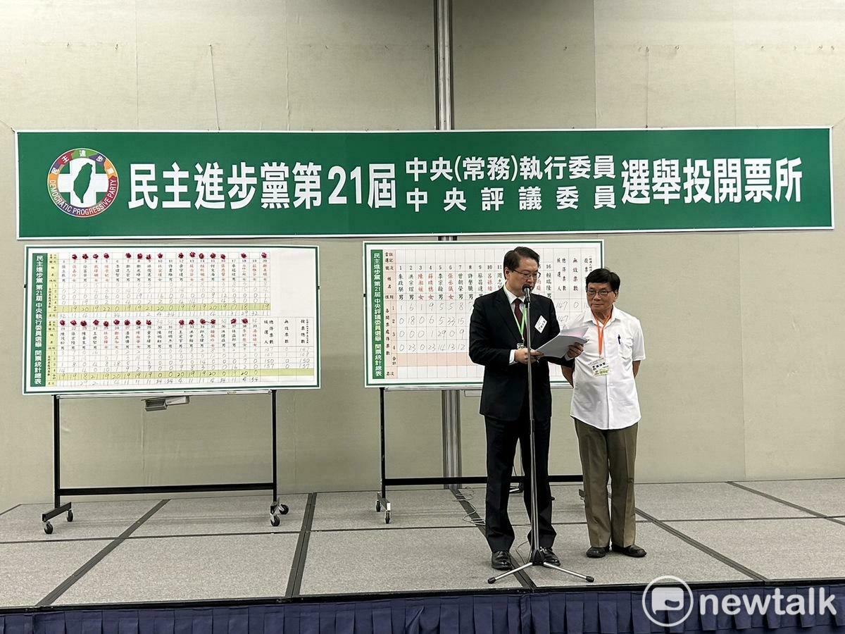 民進黨秘書長林右昌說明中執委改選結果。 圖：黃宣尹／攝