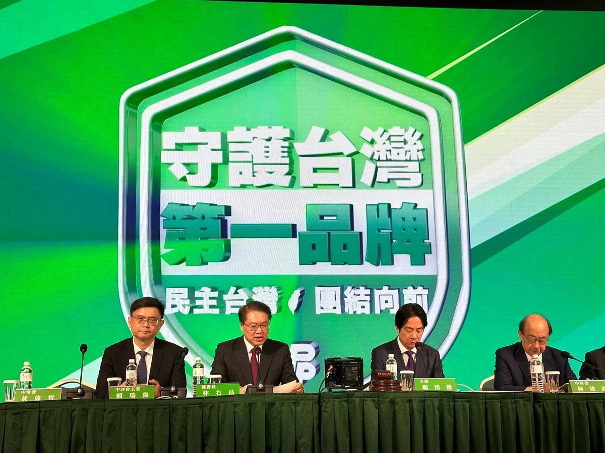 民進黨中評會主委由賴瑞隆（左）續任。 圖：翻攝自賴瑞隆臉書
