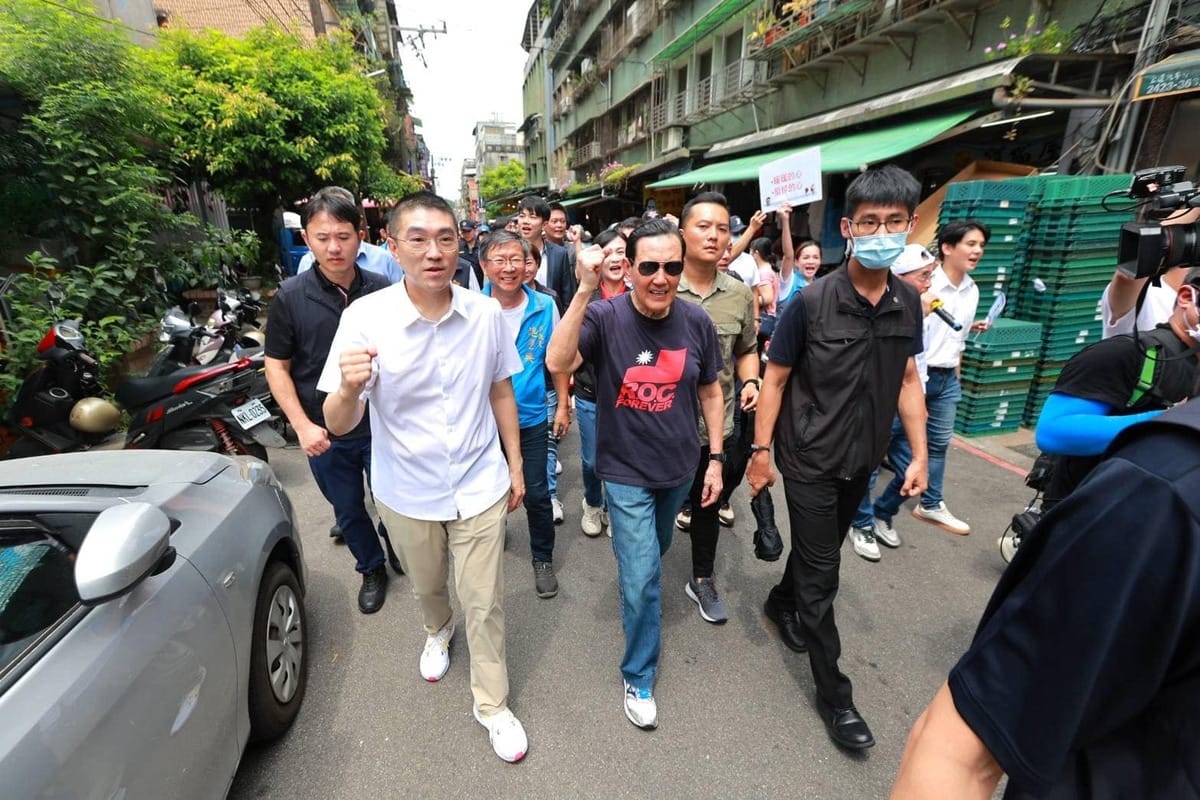 基隆市長謝國樑（前排左起）請來前總統馬英九站台，希望挺過罷免市長的拆樑行動，但馬英九之前政見跳票，害基隆市無法升格舊事被翻出。 圖：翻攝自謝國樑臉書