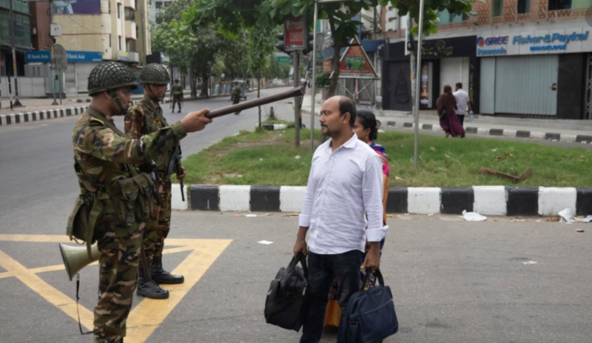 孟加拉政府宣布宵禁 軍人要求夫婦返家 圖:翻攝自X 窪地老劉