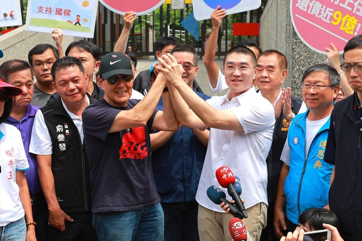 馬英九赴基隆力挺謝國樑，遭獨派團體嗆聲「臭要飯的滾回中國」。 圖：取自謝國樑臉書