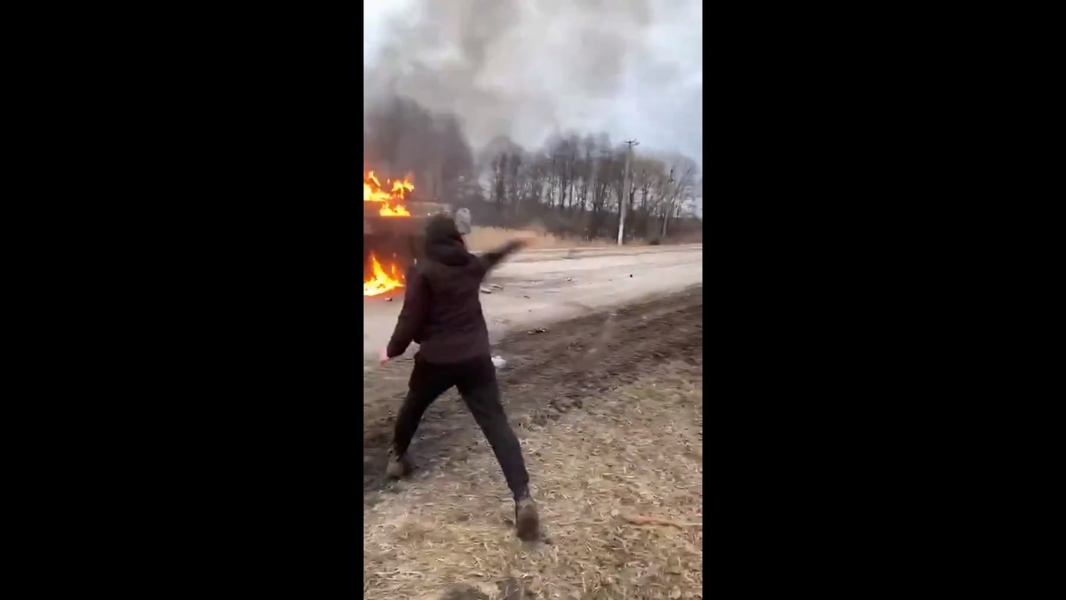 不滿俄軍入侵的烏克蘭民眾，向俄軍廢棄的步兵裝甲車投擲汽油彈「洩憤」。 圖：擷取自 @Lawrenc09874431 X 分享影片