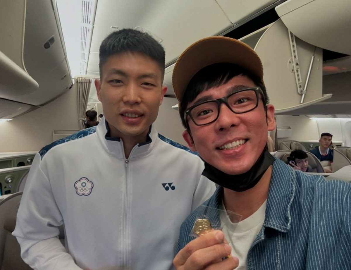 阿滴（右）昨日先行飛往巴黎打算拍攝奧運系列影片，結果幸運跟台灣隊國手周天成同一班機。 圖：翻攝自阿滴英文IG