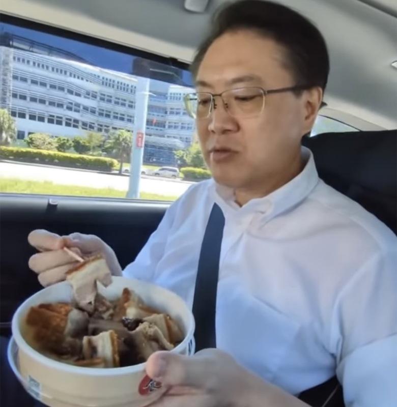 民進黨秘書長林右昌趁著日前赴宜蘭行程的空檔，買了黃金脆皮豬享用。 圖：翻攝自林右昌臉書