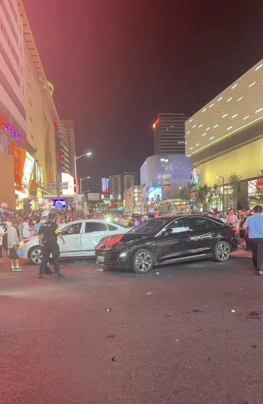 湖南省長沙市五一廣場於 21 日晚間發生一起衝撞事故，一輛黑色轎車潮人群衝撞，造成 8 人輕重傷。 圖：翻攝自 @whyyoutouzhele X 帳號