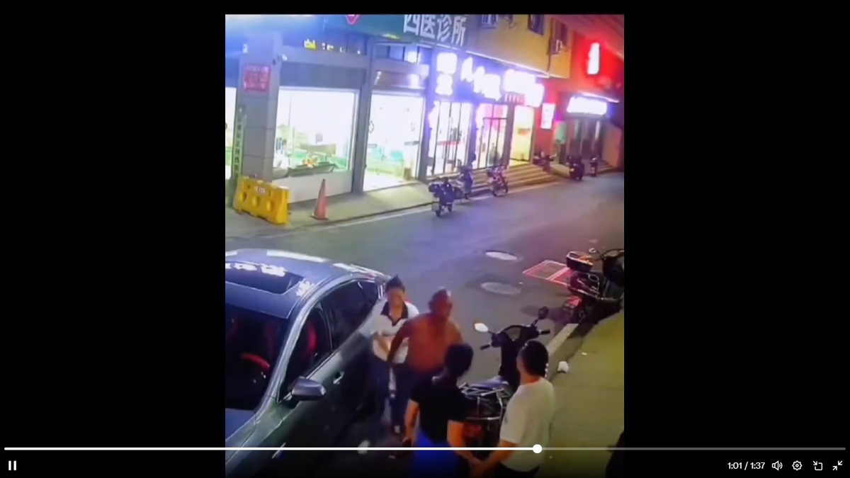 兩名中國男子日前發生行車糾紛，其中一名男子拿出兩把刀試圖「解決問題」，另一名男子與他兩名家人則倉皇逃離現場。 圖：擷取自 @1NO0F20S05zEM51 X 帳號