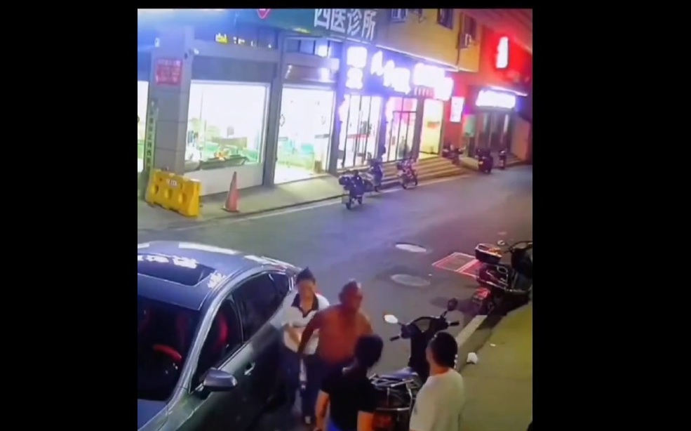 (影)「獻忠事件」四起！ 長沙轎車衝撞人群、街頭車禍 民眾拿刀「解決糾紛」