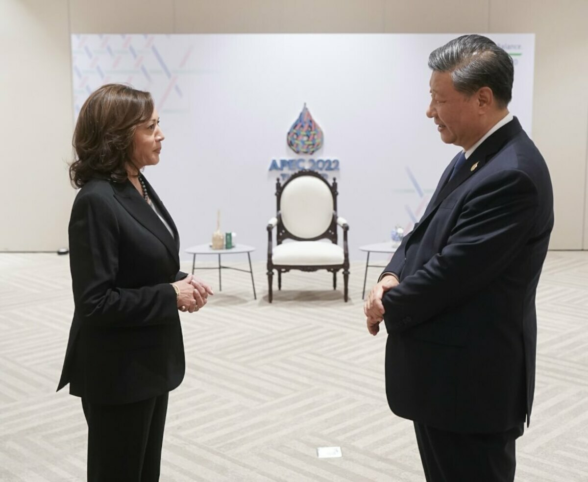 美國副總統賀錦麗2022年參加APEC峰會時與中國國家主席習近平短暫談話。 圖：翻攝推特