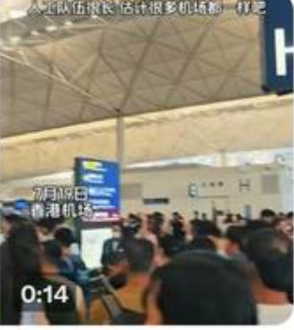 受到微軟全球大當機影響，香港大嶼山機場也都陷入人工作業，櫃台前排起了長長的人龍。 圖 : 翻攝自X/德潤傳媒