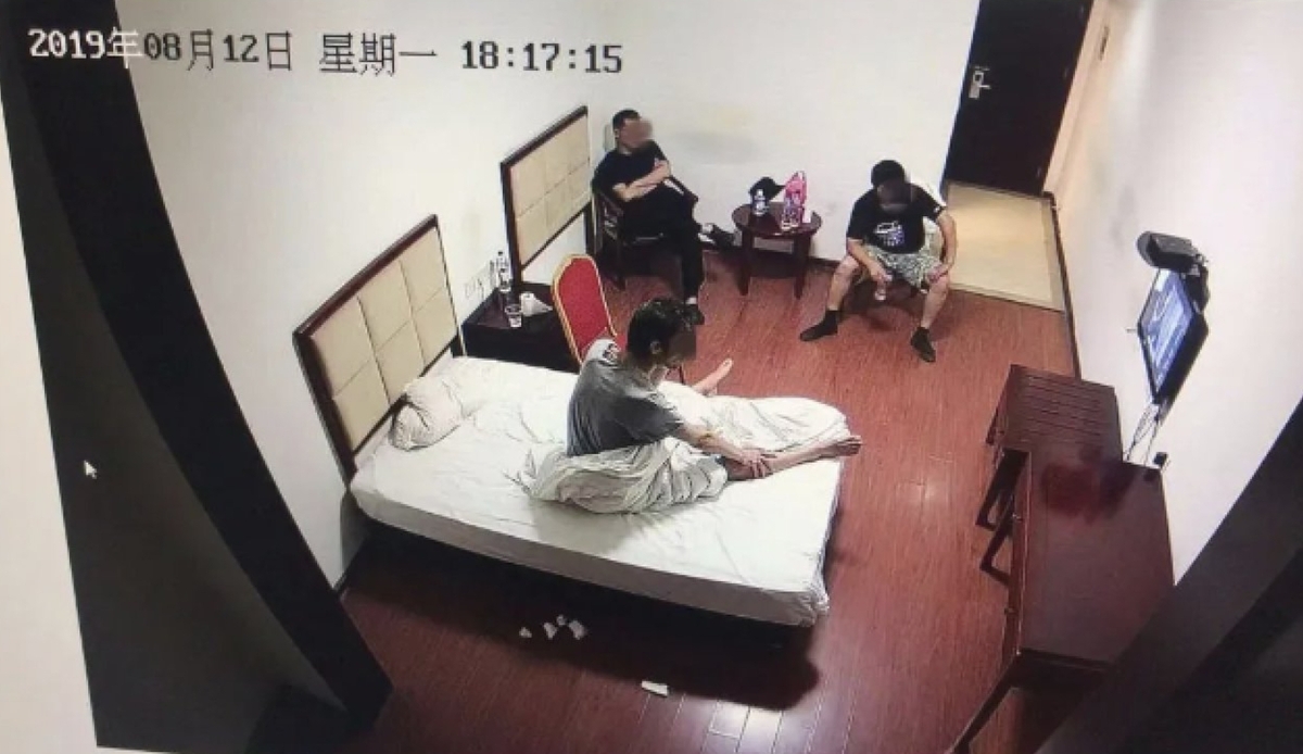 近期中國網路突然開放討論一些「非正能量」的事件，部分網友好奇中國是不是稍微放開了言論管制的力度。圖為指居者被監視的日常。 圖:翻攝自X 帳號 李老師不是你老師