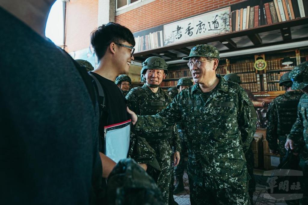 國防部長顧立雄關心召員報到情況。 圖：軍聞社提供。