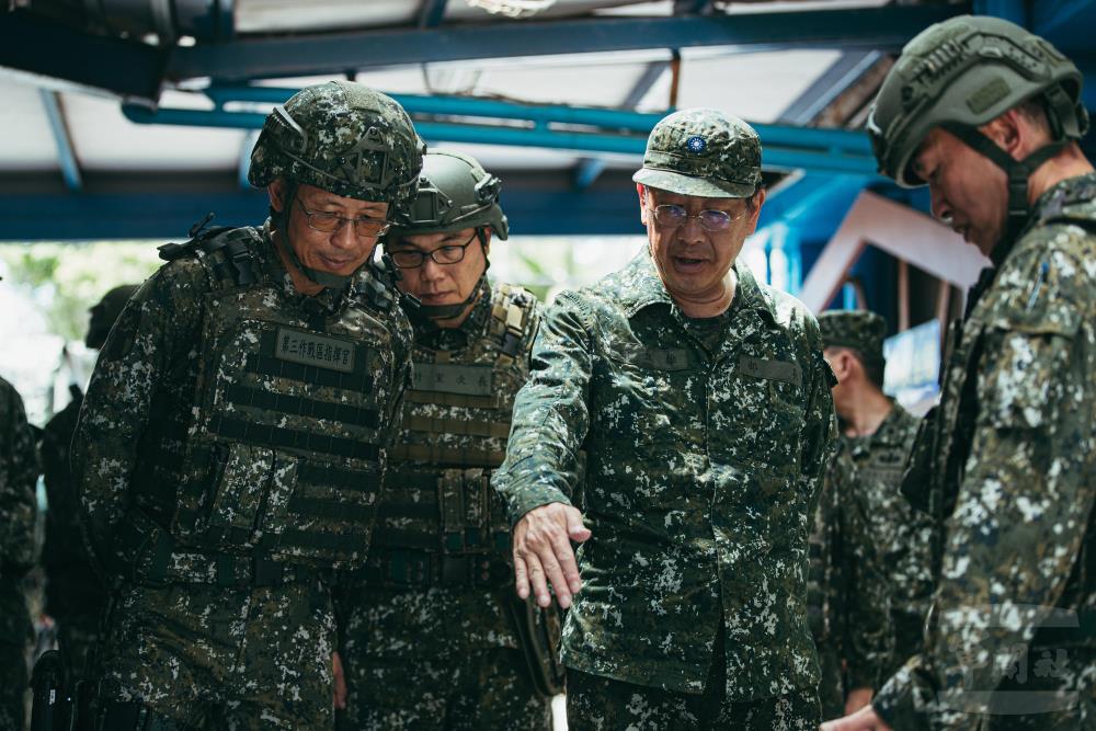 國防部長顧立雄（中）。 圖：軍聞社提供
