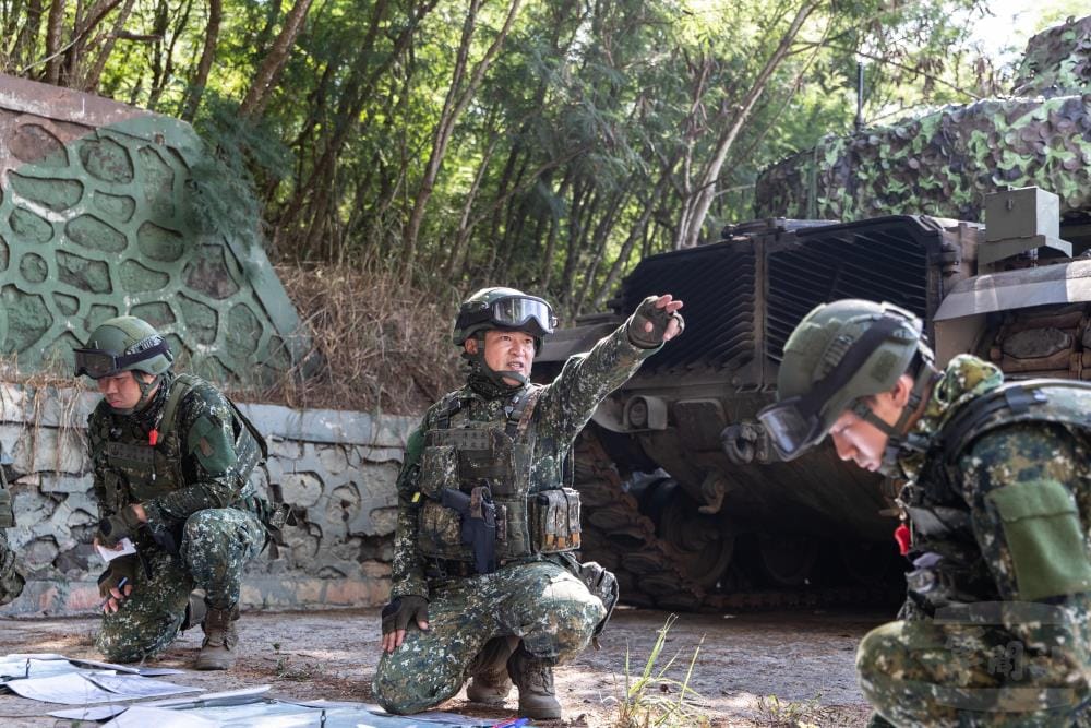 連長召集各排下達命令。 圖：軍聞社提供。