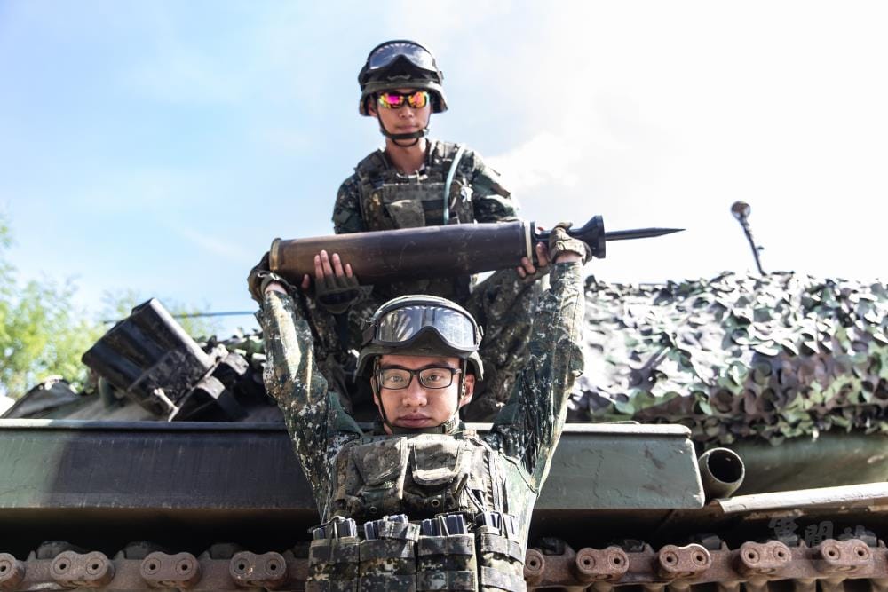 戰車連官兵實行彈藥裝填。 圖：軍聞社提供。