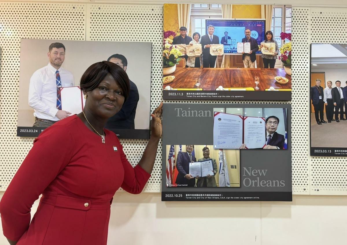 Rosine Pema Sanga也參觀了市府的國際廊道，對市府精心陳列台南市國際城市交流的軌跡大表稱讚，當看到紐奧良的介紹看板以及締盟紀念照片時，她更興奮地與之合影，表示很感動台南如此珍視與紐奧良的情誼。 圖：台南市政府提供