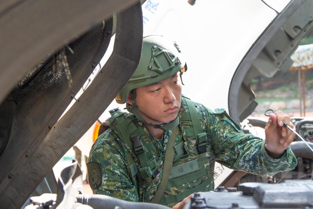 車輛檢查。 圖：軍聞社提供。