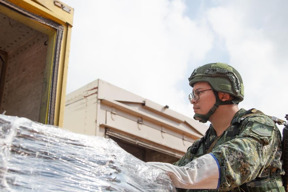 刺鐵絲分配作業。 圖：軍聞社提供。
