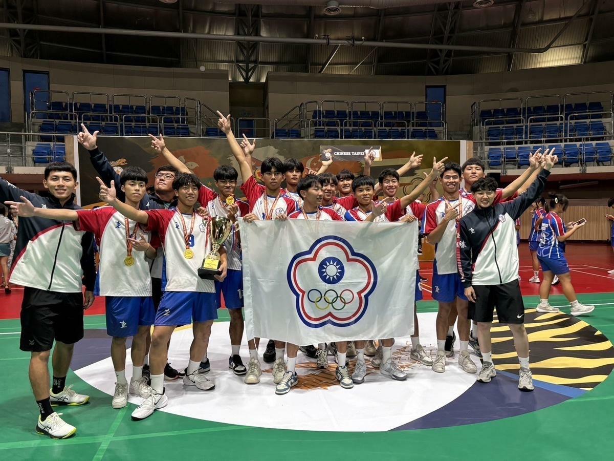 中華台北代表七戰全勝登上男子18歲組王座。 圖：高雄市教育局/提供