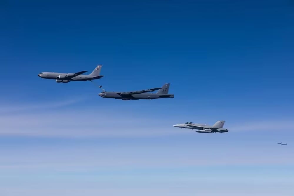 美國B-52轟炸機日前在巴倫支海空域執行與北約戰鬥機整合演習，英國皇家空軍KC-135加油機為其空中加油。 圖：翻攝US Air Force