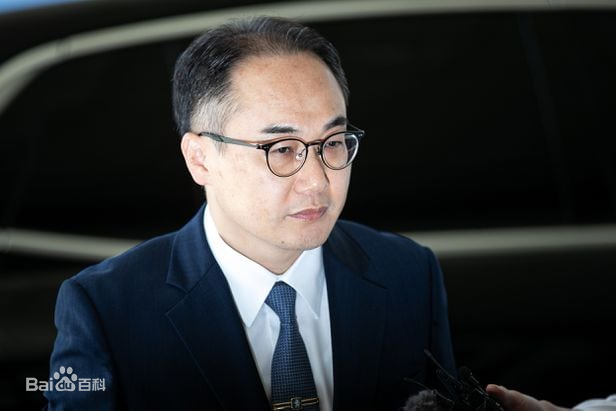 南韓檢察總長李元錫今日( 22 日)上午接受媒體訪問時表示，對於一線調查人員「先斬後奏」一事，向南韓社會大眾公開進行道歉。 圖：翻攝自 百度百科