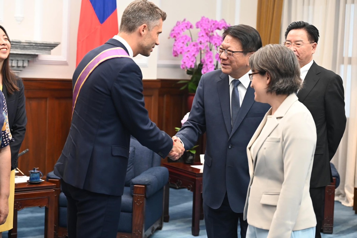 總統府秘書長潘孟安陪同頒授勳章予歐洲經貿辦事處長高哲夫（Filip Grzegorzewski）。 圖：翻攝自潘孟安臉書