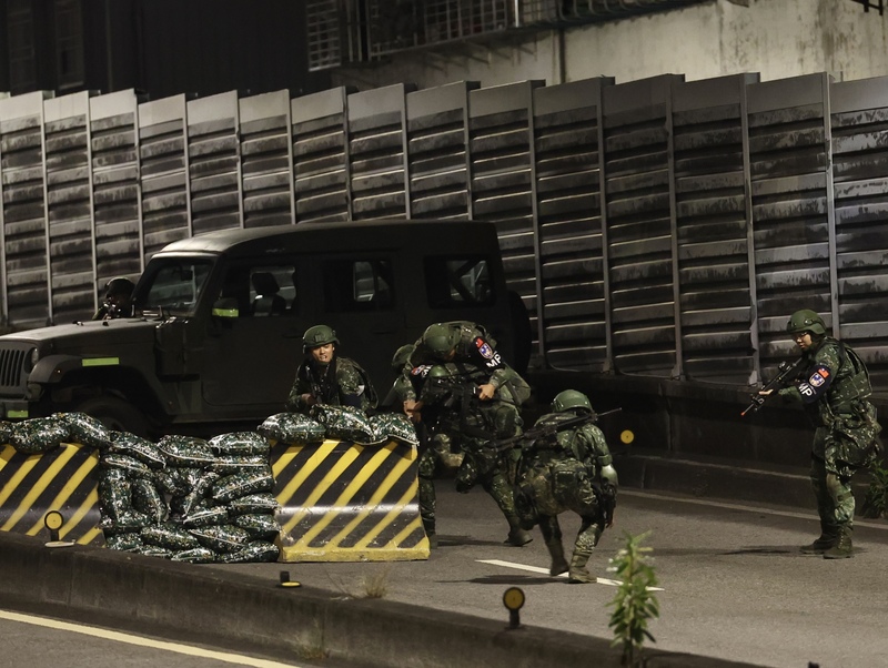 國軍漢光演習23日凌晨在新北市華翠橋實兵演練橋樑阻絕、封鎖及檢管，檢測部隊實戰化訓練成果。 圖：中央社提供