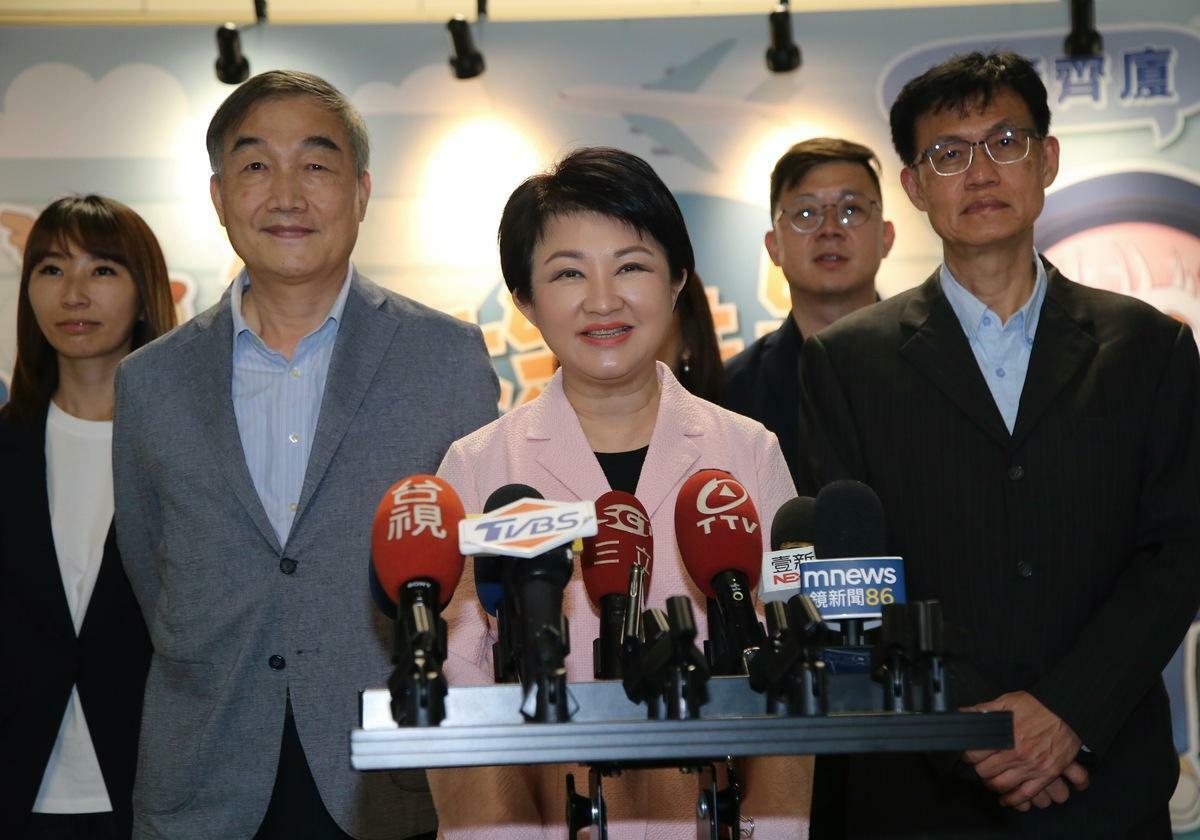 盧秀燕在桃園機場說明赴美目的。 圖：台中市政府/提供