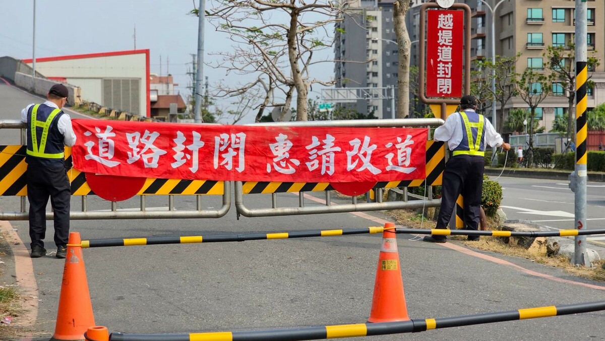 今(23)日 16 時起管制新北市各高灘地停車場車輛「只出不進」，並開放週邊市區道路紅黃線停車及校園停車。 圖：新北市政府／提供